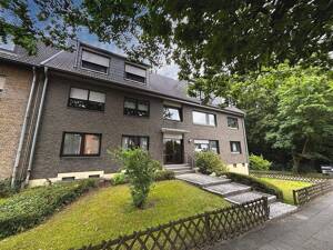 Leerstehende 3-Zimmer-Wohnung mit großem Wohnzimmer und Waldblick