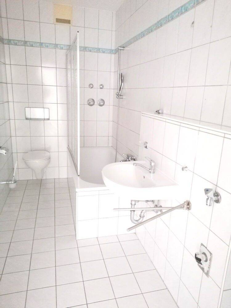 !! 3-Zimmer-Wohnung mit Einbauküche, Balkon und PKW-Stellplätzen !! – Chemnitz – Vorschaubild 9