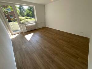 Frisch renovierte 2,5 Zimmer-Wohnung mit Balkon und Tageslichtbad mit Wanne – 23554 Lübeck – Vorschaubild 2