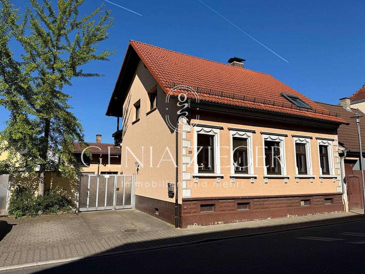 Einfamilienhaus mit großzügigem Platzangebot und Entwicklungsperspektive – 68794 Oberhausen-Rheinhausen – Bild 1 von 9