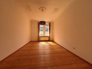 Altbaucharme trifft Wohnkomfort - Stilvolle 4-Zimmer-Wohnung mit Balkon, Einbauküche und Stellplatz – 60435 Frankfurt am Main – Vorschaubild 8