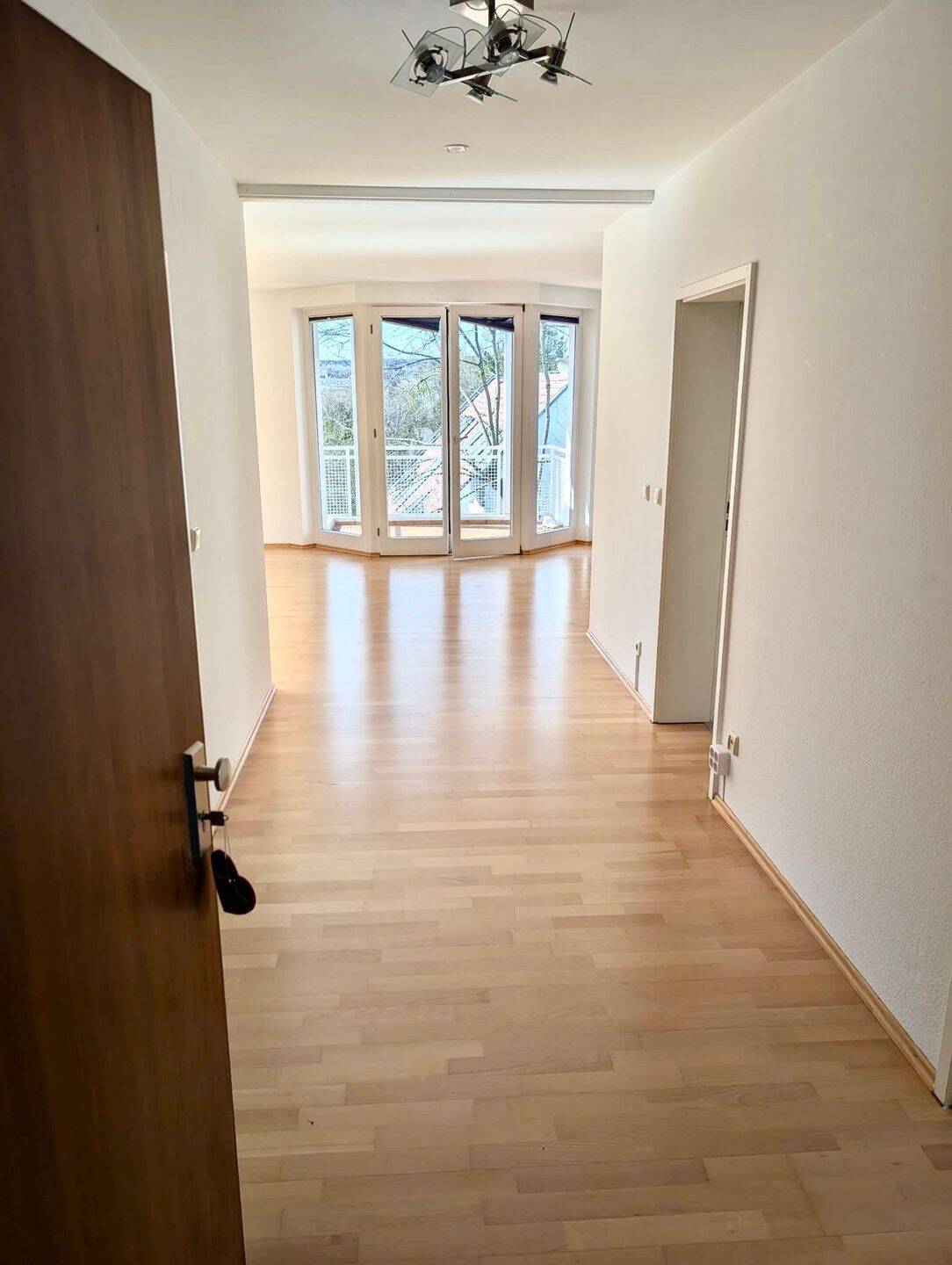 Willkommen im neuen Zuhause! Wunderschöne 2-Zimmer-Wohnung mitten in Wiesbaden und doch im Grünen! – Wiesbaden – Bild 1 von 9