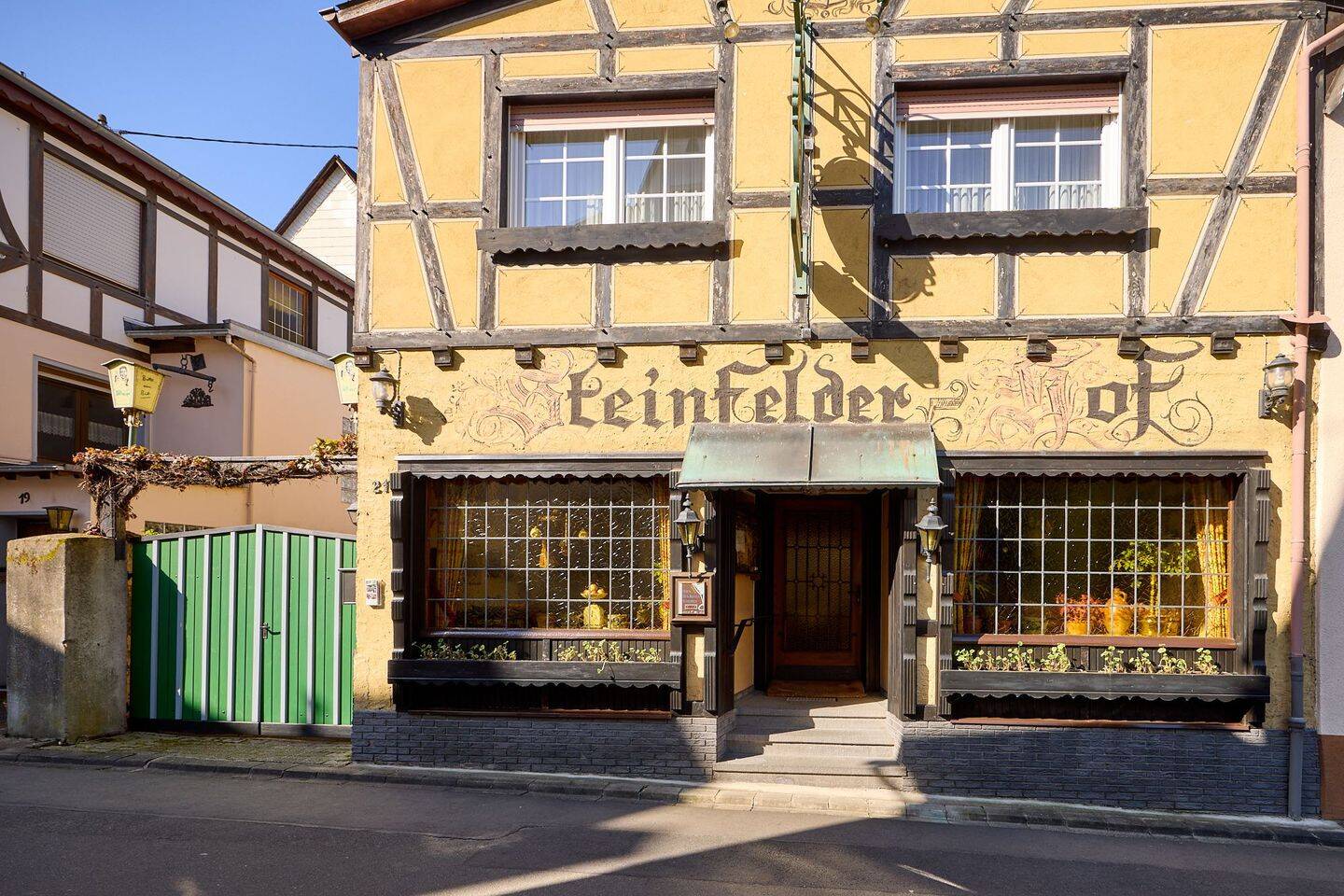 Einfamilienhaus mit Weinstube und Gästezimmern