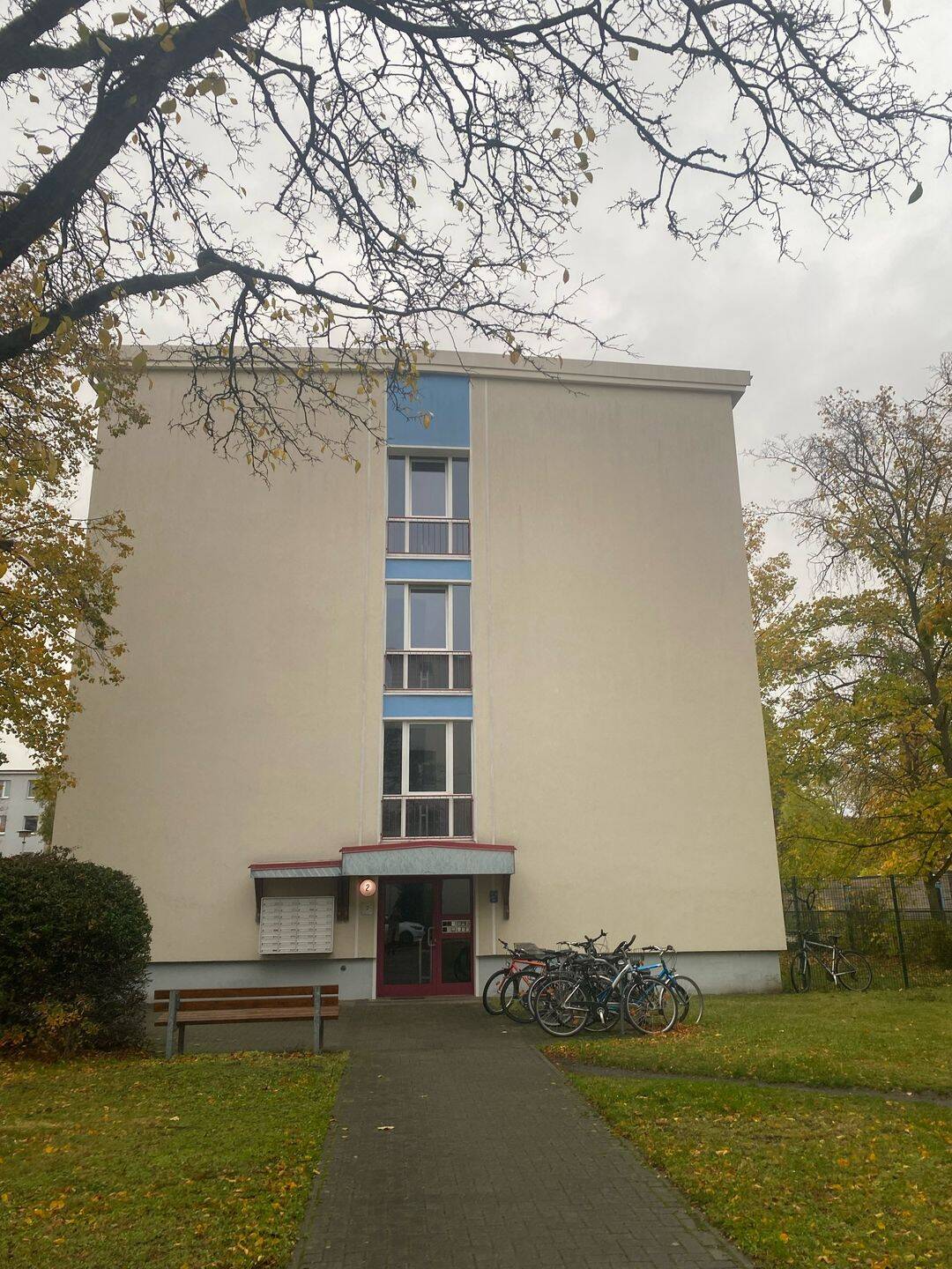 Helle möblierte 1,5-Zi.-Wohnung nahe Spree (10 Min). Schlafnische, 2 Sofas, WLAN, Arbeitsplatz, gute Anbindung ins Zentrum, Vermietung für 6 Monate – Berlin – Vorschaubild 2