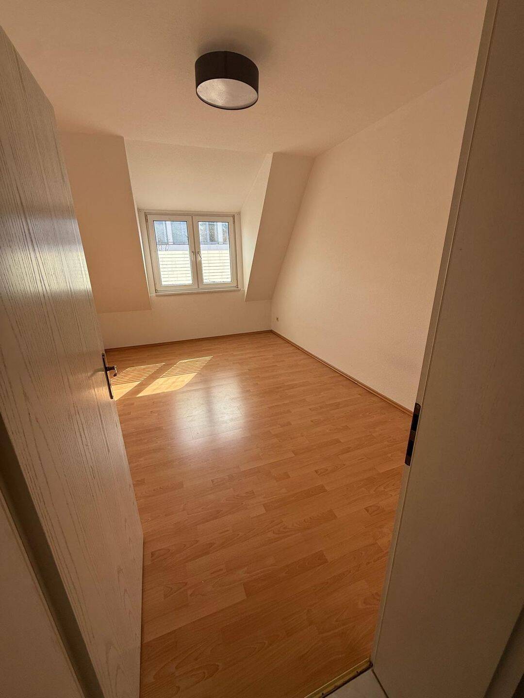 Wohnen über den Dächern: Charmante 3-Zimmer-DG-Wohnung mit Balkon – Leipzig – Vorschaubild 3