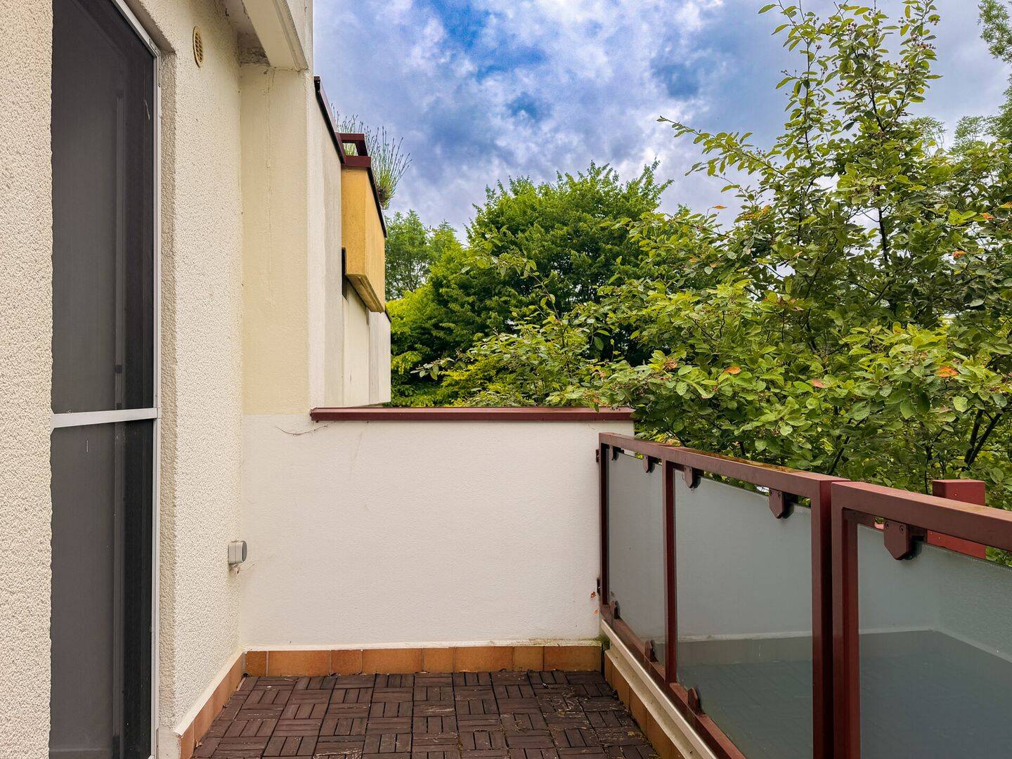 Renovierte 2-Zim.-Wohnung mit Einbauküche, 2x Balkonen & Stellplatz im schönen Bogenhausen – München – Vorschaubild 4