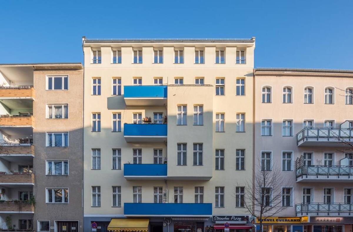 Erstattung der Erwerbsnebenkosten: Vermietete 3-Zimmerwohnung im Schöneberger Altbau mit Balkon – 10781 Berlin – Bild 1 von 5