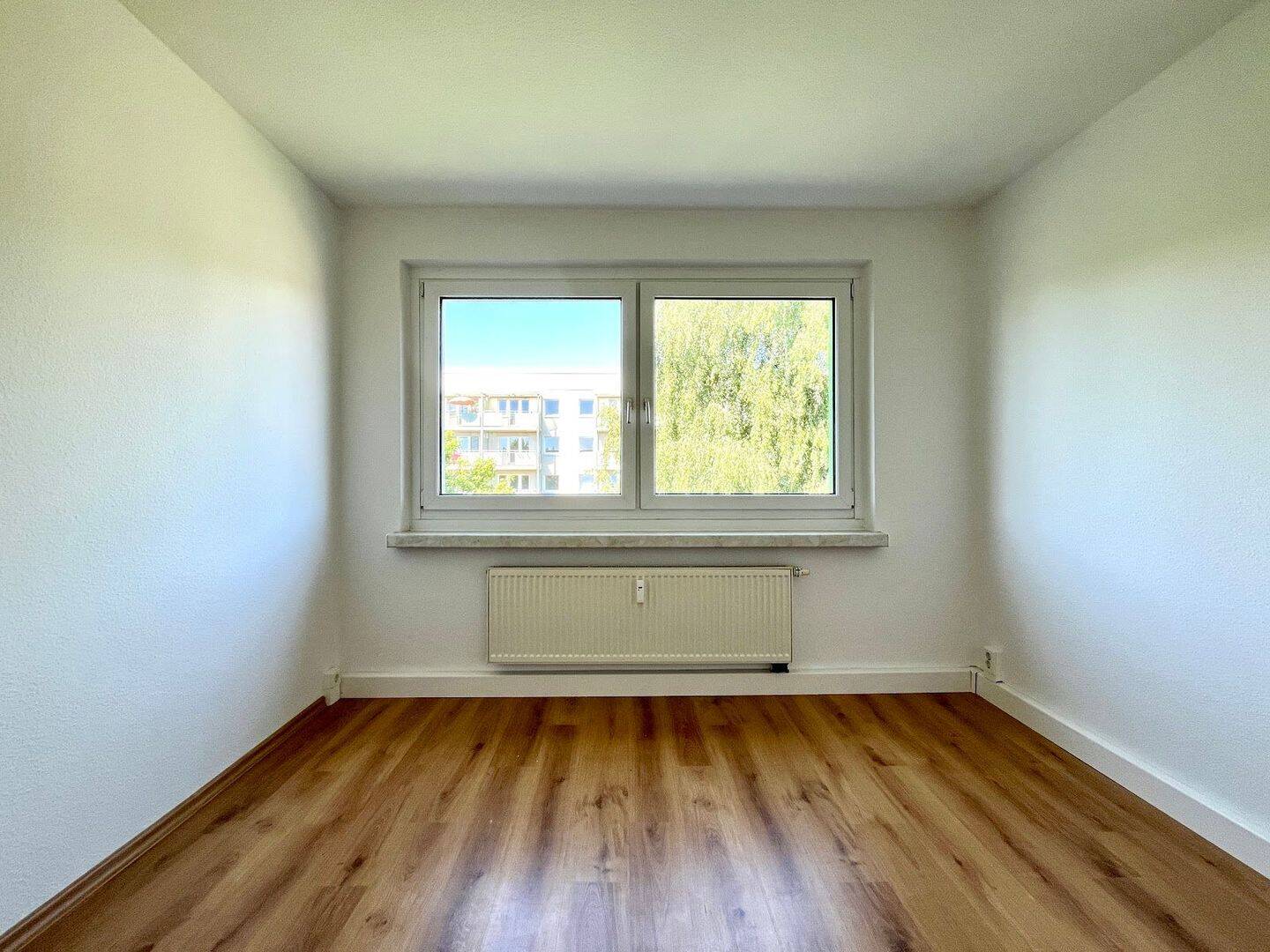 Lichtdurchflutete Dachgeschosswohnung mit Balkon und Blick ins Grüne – Chemnitz – Vorschaubild 3