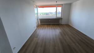 Modernisierte 2-Zimmer-Wohnung mit Loggia in zentraler Lage