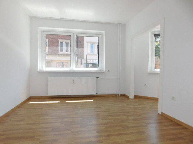 Kleine renovierte 2-Zimmerwohnung im 1. OG mit Laminat - bezugsfertig – Krefeld – Vorschaubild 2