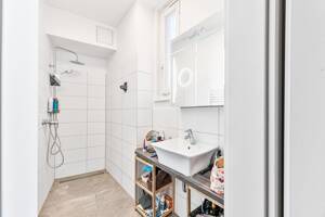 Traumhafte Altbauwohnung mit 2,80 m Stuckdecken, Loggia & hochwertiger Sanierung – 70178 Stuttgart – Vorschaubild 3