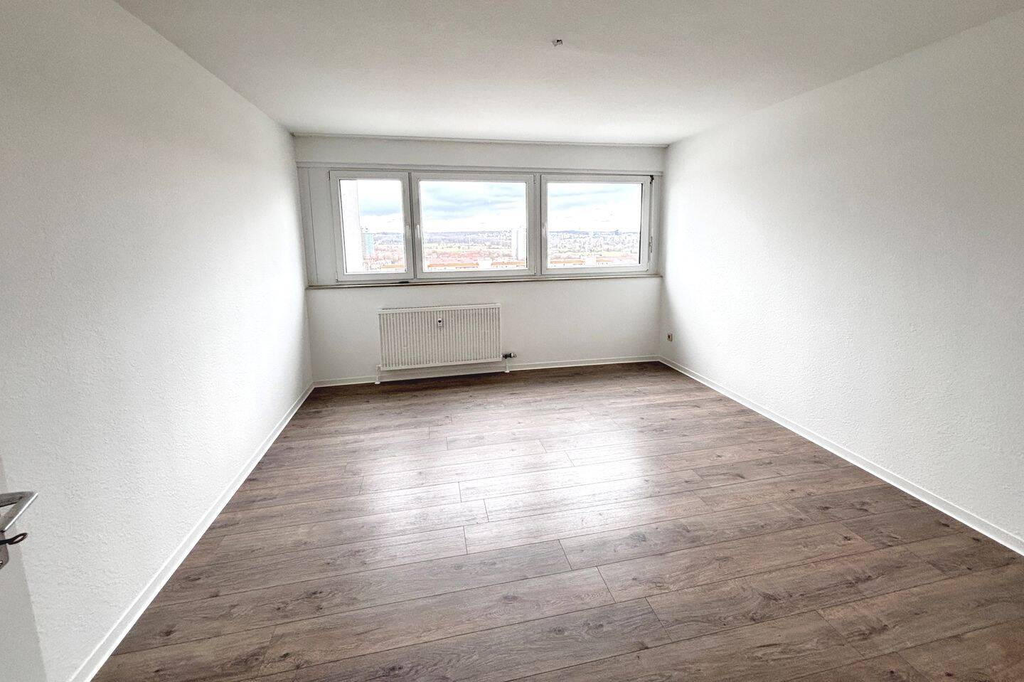 Traumhafter Ausblick! Sofort freie 2-Zimmer-ETW im 15. OG mit verglastem Balkon und Außenstellplatz – Stuttgart – Vorschaubild 8