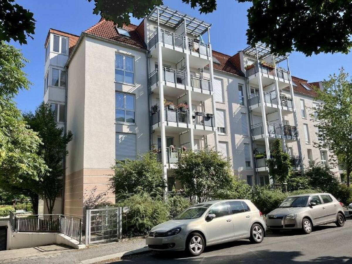 Ruihig wohnen unterm Dach mit Lift, EBK & Balkon! – 1277 Dresden – Bild 1 von 9