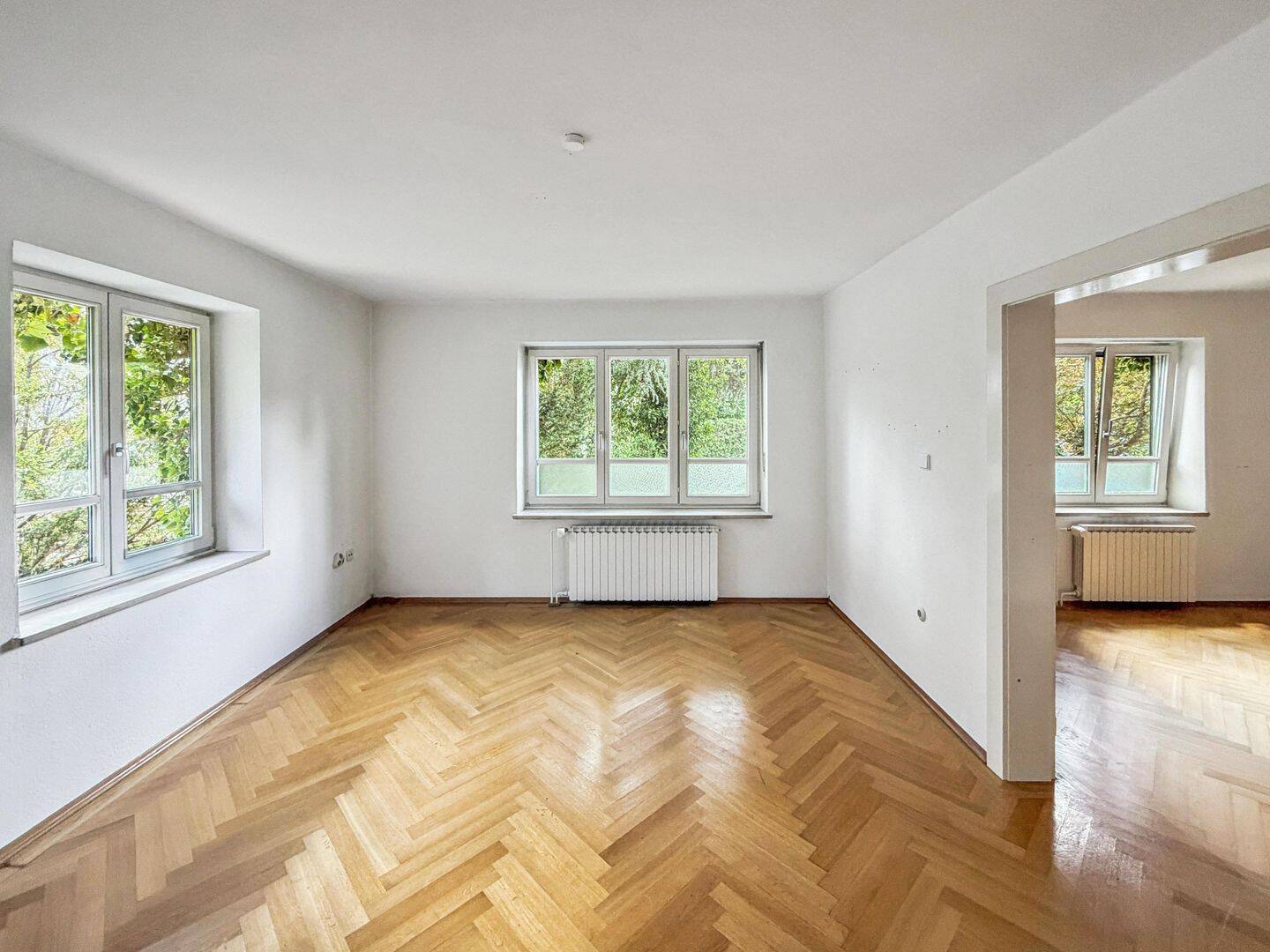 Bezugsfreies, renovierungsbedürftiges Zweifamilienhaus in gehobener Wohnlage auf großem Grundstück – München – Vorschaubild 2