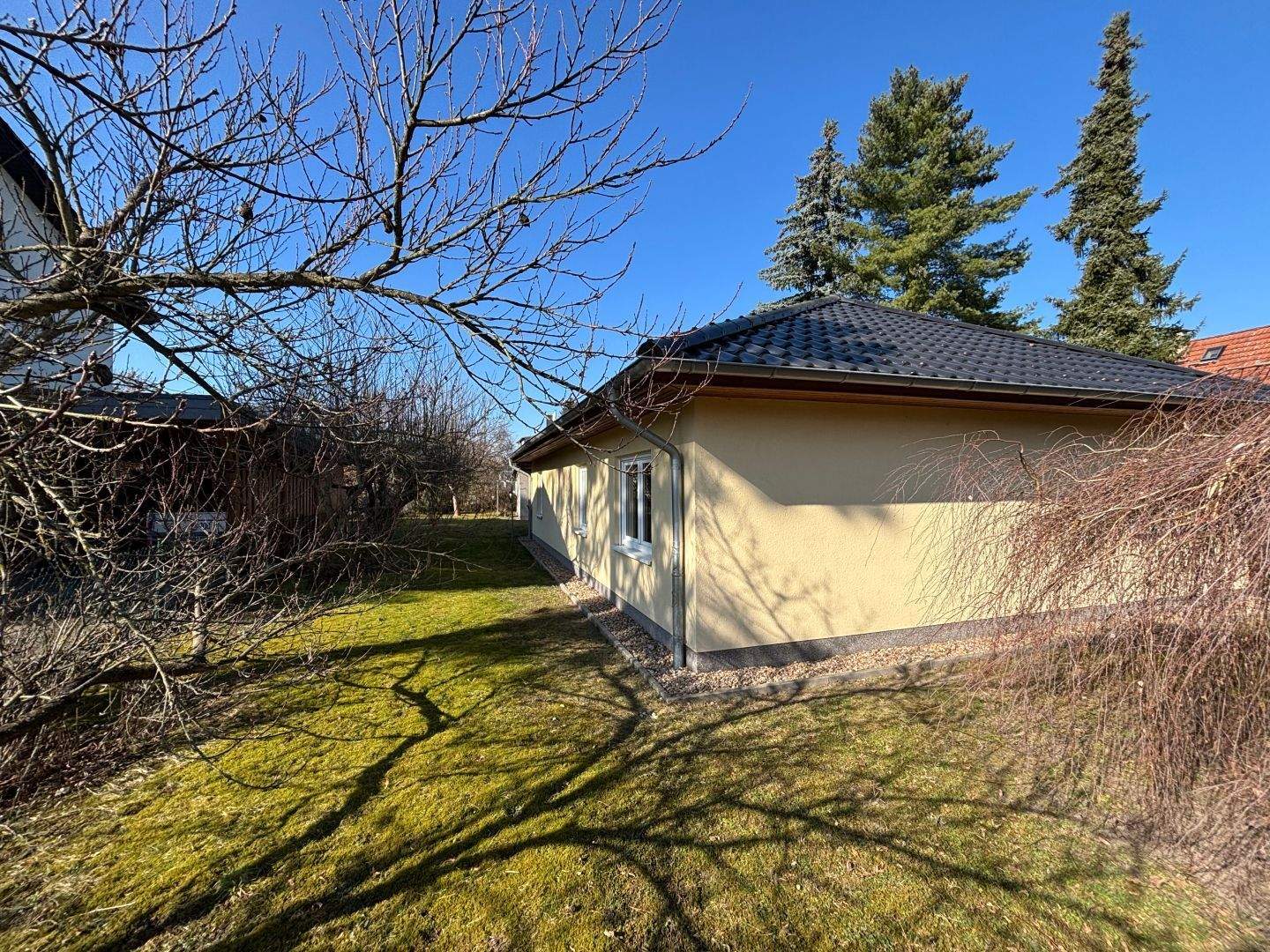 Idyllische Lage in Potsdam-Groß Glienicke: 4-Zimmer-Bungalow mit pflegeleichtem Grundstück – Potsdam – Vorschaubild 2