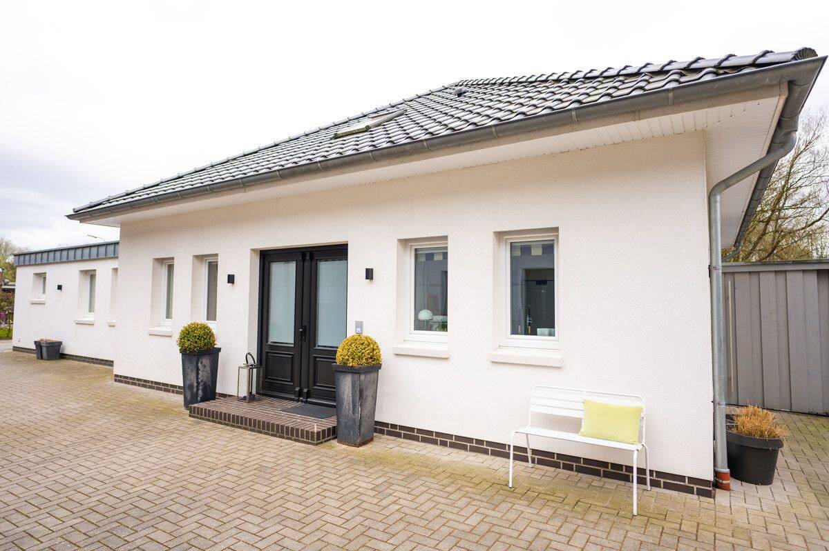 Modern wohnen, erfolgreich investieren - Stilvolles Wohnhaus mit vielseitiger Gewerbehalle – Johann-Justus-Weg 59 A, 26127 Oldenburg – Bild 1 von 9