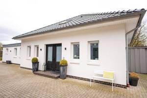 Modern wohnen, erfolgreich investieren - Stilvolles Wohnhaus mit vielseitiger Gewerbehalle – Johann-Justus-Weg 59 A, 26127 Oldenburg – Vorschaubild 1