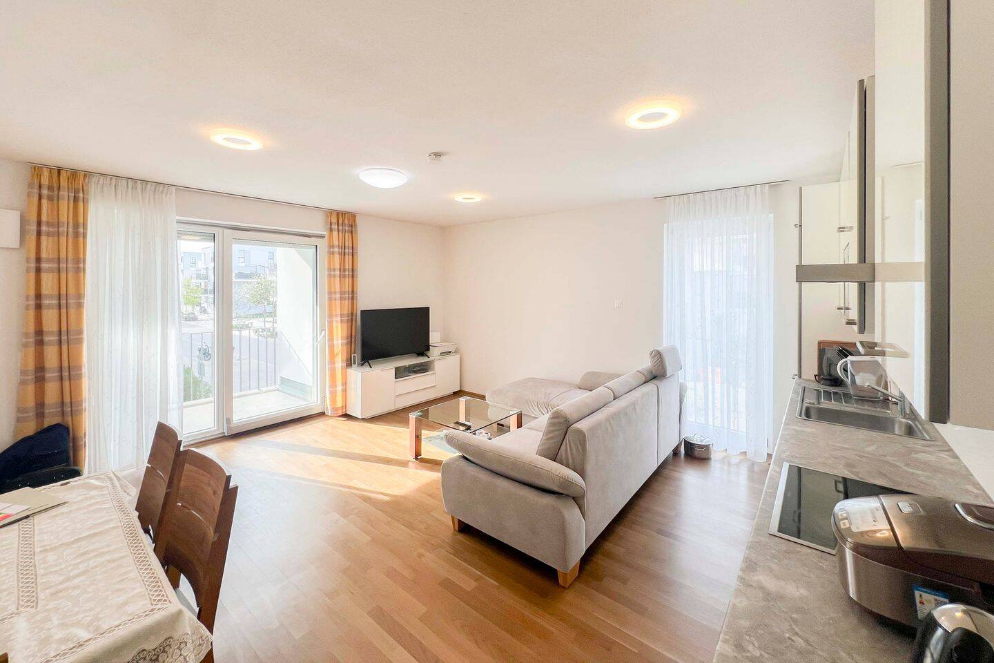 Sofort bezugsfrei: Neuwertige 2-Zimmer-Wohnung mit überdachtem Balkon inkl. Garagenstellplatz! – München – Vorschaubild 3