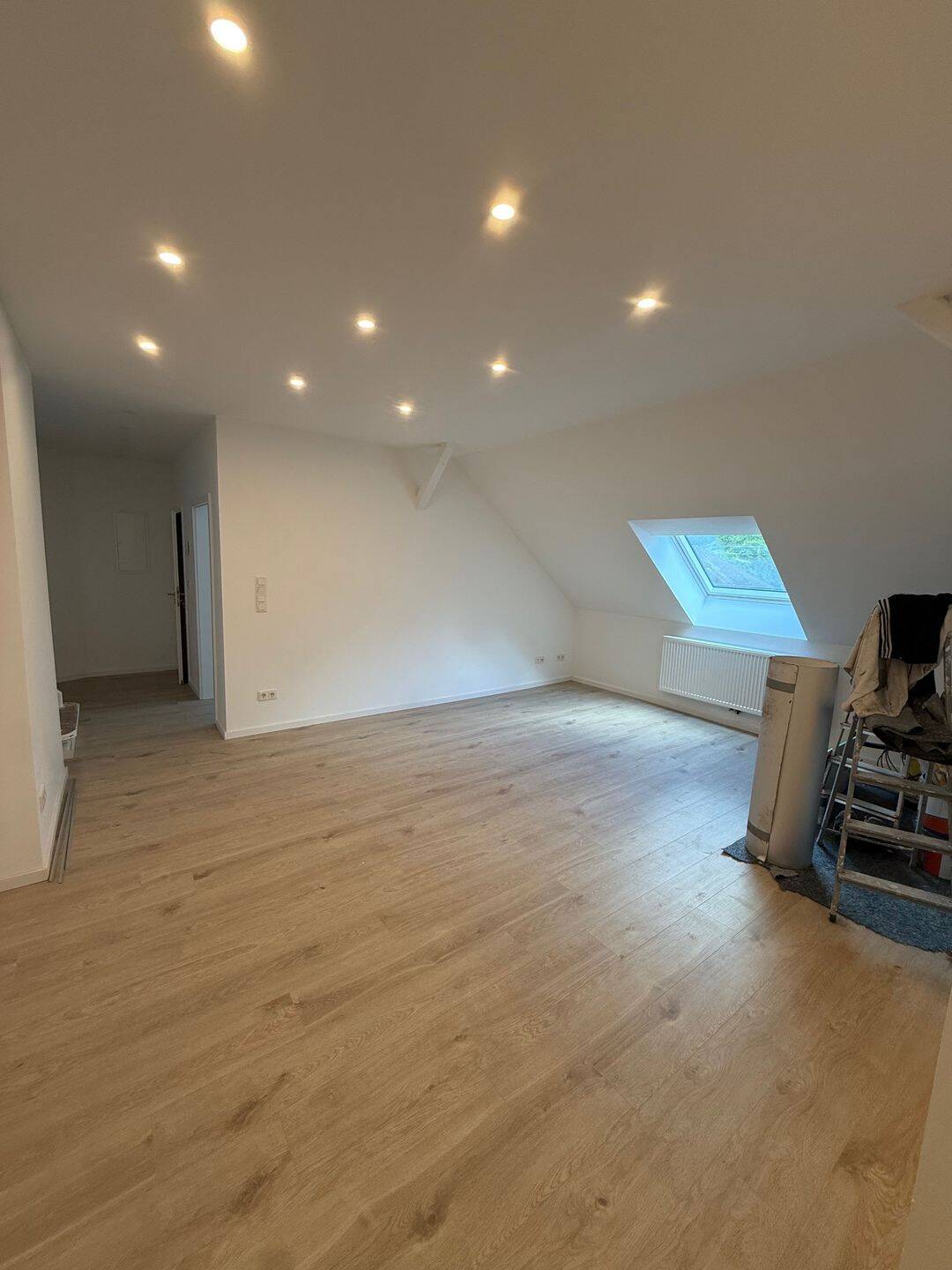 ERSTBEZUG ! Helle & frisch renoviere 3 ZKB Maisonette- Wohnung in 66121 Saarbrücken – Saarbrücken – Vorschaubild 2