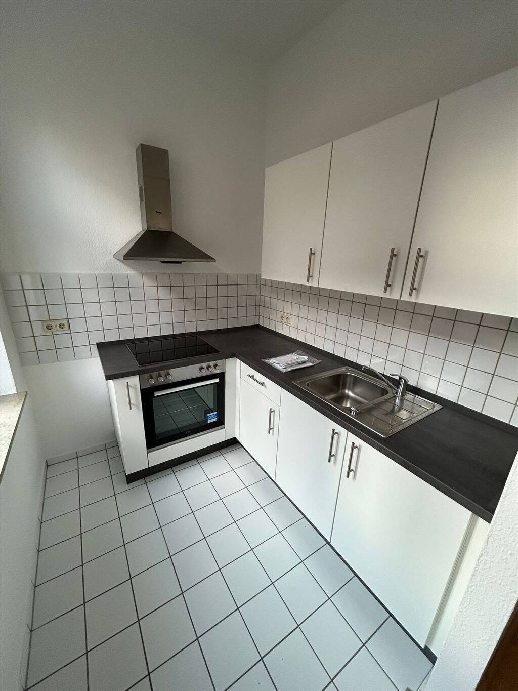 Großzügige und vermietete 1-Zimmer mit EBK, Dusche und Laminat in zentraler Lage! – Chemnitz – Vorschaubild 2