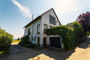 Stilvoll saniertes Einfamilienhaus - Ruhe, Komfort und Fernblick vereint