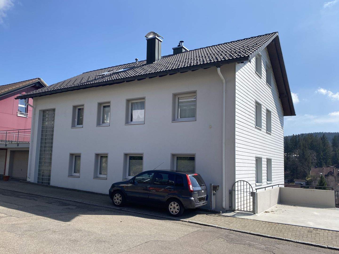 Gepflegtes 4-Familienhaus + PV-Anlage in sonniger Lage von Schonach – Schonach im Schwarzwald – Bild 1 von 9