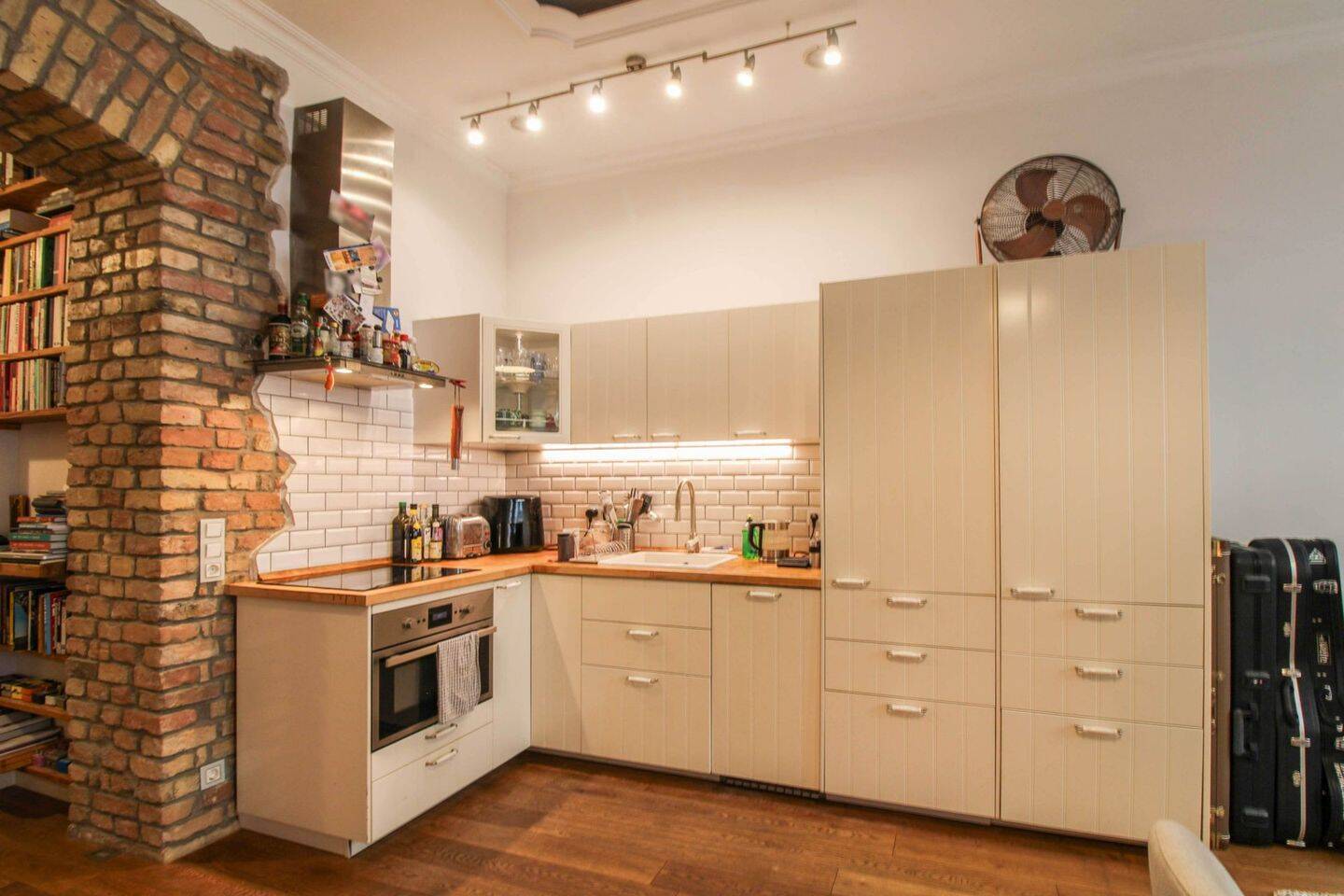 Moderne 2-Zi.-Altbauwohnung in Fhain mit Küche & Keller in ruhiger Nebenstraße (barrierefrei im EG) – Berlin – Vorschaubild 3