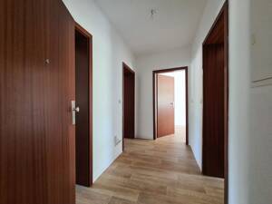 Komfortabel wohnen: Geräumige Wohnküche, überdachter Balkon & Bad mit Wanne/Dusche (Stellplatz mgl.) – 9130 Chemnitz – Vorschaubild 5