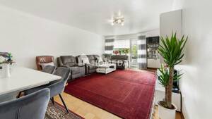 Großzügige Dachgeschosswohnung mit zwei Balkonen und Aufzug