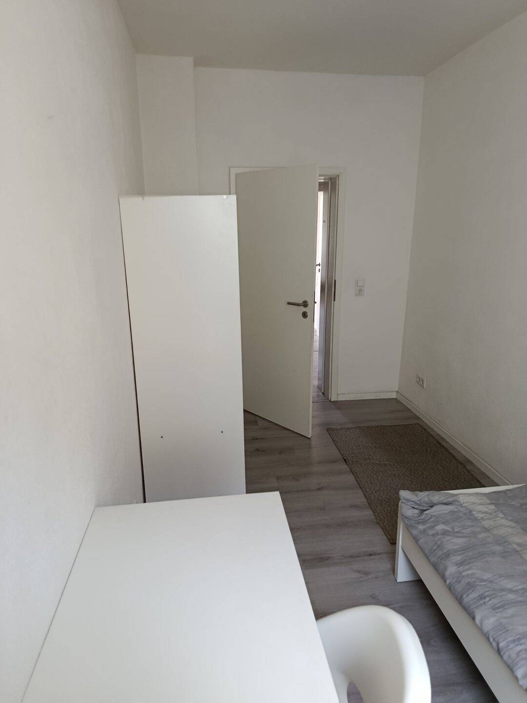 Ein möbliertes WG-Zimmer / a furnished room – Nürnberg – Vorschaubild 2