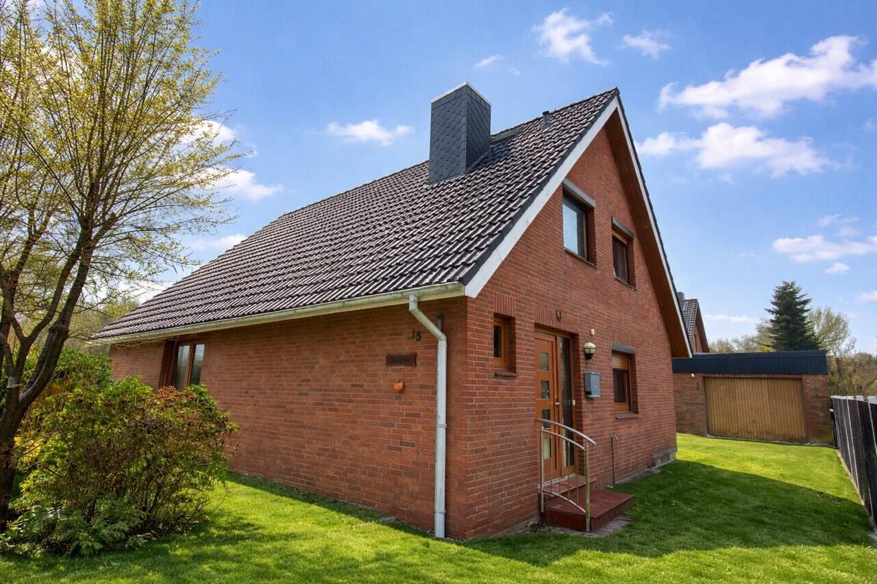 Wohnen in ruhiger Lage – charmantes Einfamilienhaus mit 5 Zimmern auf 890 m² Grundstück – Cadenberge – Bild 1 von 6
