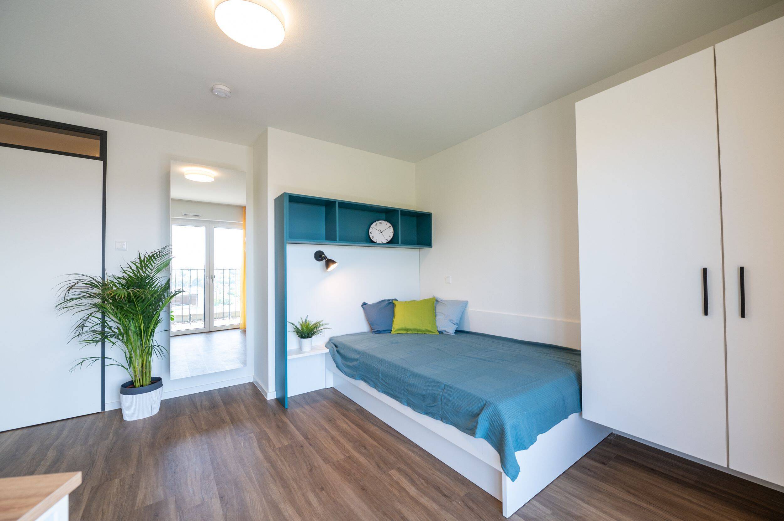 Voll möbliertes Studentenappartement in einer 2er-WG mit Duschbad und Küche in bester Lage. – Aachen – Vorschaubild 2