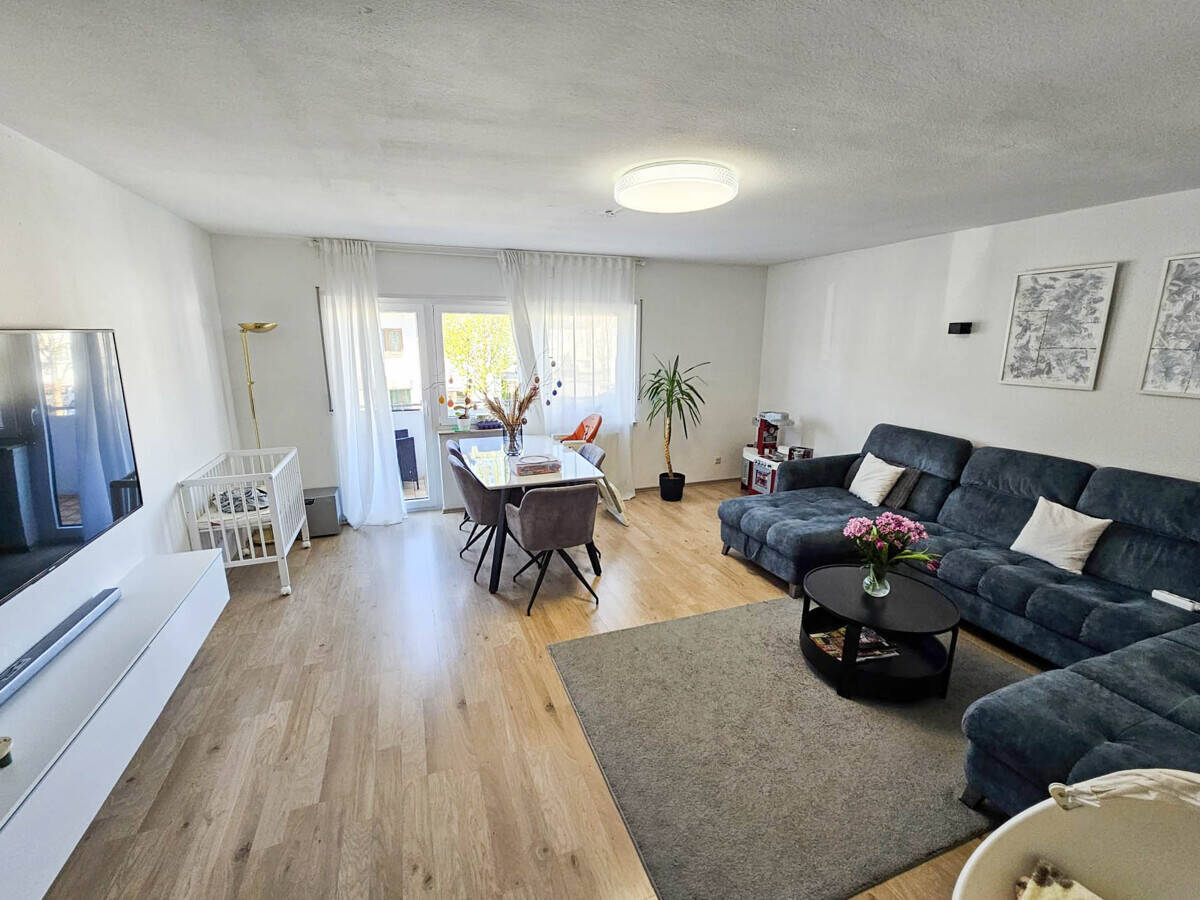 Moderne 4-Zimmer-Wohnung mit zwei Balkonen und Duplex-Stellplatz
