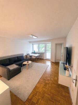 Bezugsfreie 2-Zimmer-Wohnung mit renoviertem Balkon & Fenster in Berg am Laim - provisionsfrei