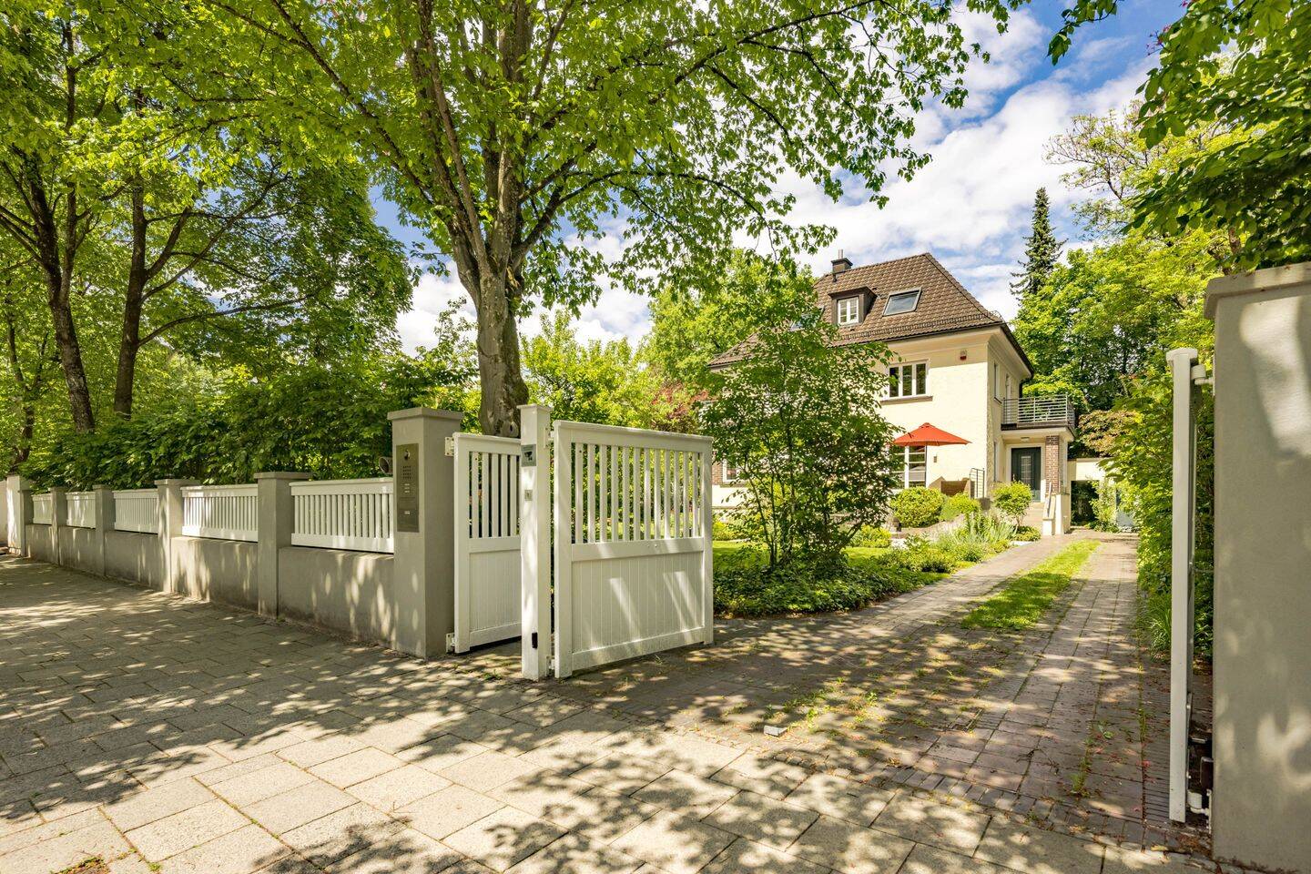 Historische Villa mit herrlichem Südgarten. Wertvolles Neubaupotenzial. – München – Vorschaubild 9