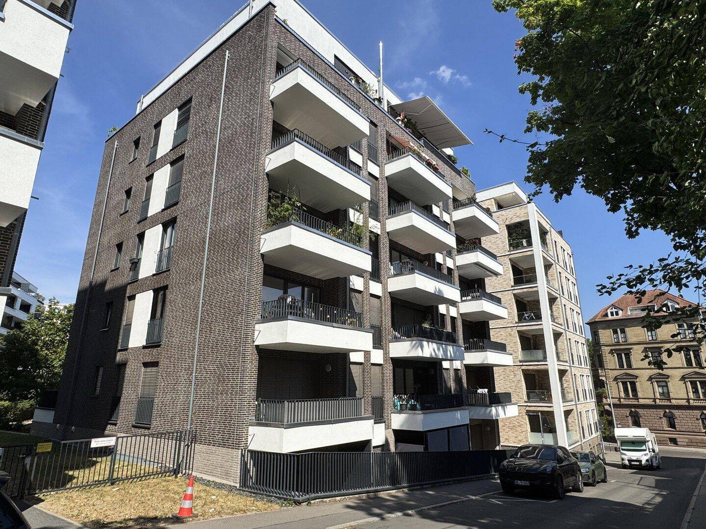 PROVISIONSFREI - TOP-Lage / Moderne 2-Zimmer-Wohnung (BJ 2018) mit Terrasse, Küche & TG