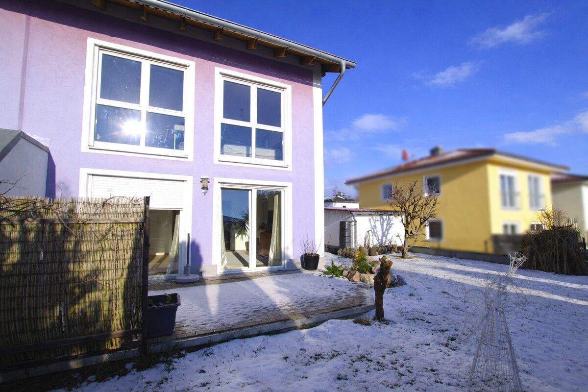 | Leben in schöner Lage| Gepflegte Doppelhaushälfte mit Garten, Garage und Ausbaureserve – Maxhütte-Haidhof – Bild 1 von 9