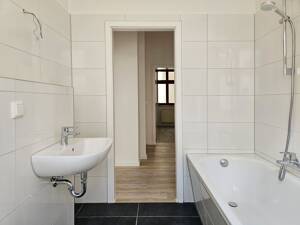 Mit Video: Frisch saniert - 2 Zimmer mit Tageslichtbad und Einbauküche! – 39112 Magdeburg – Vorschaubild 4