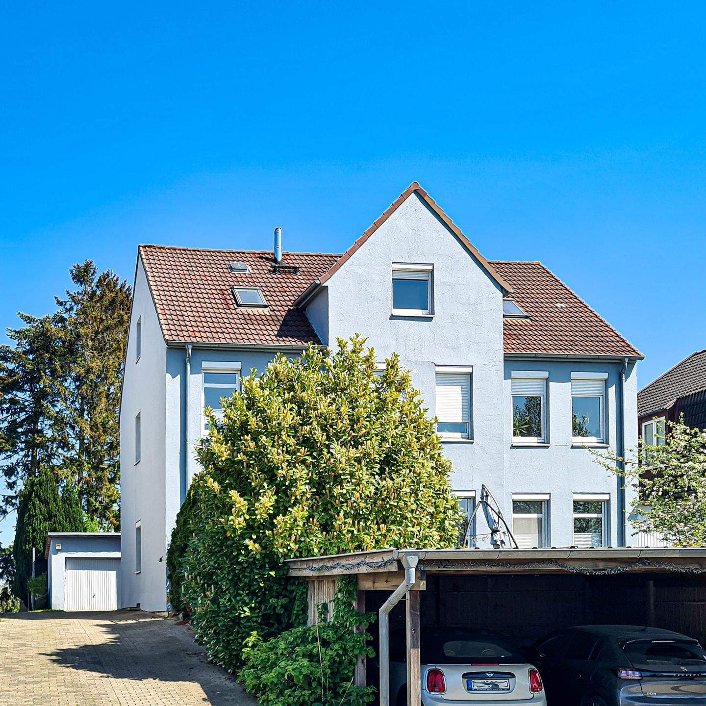 Schwentinental bei Kiel - Mehrfamilienhaus mit Garagen, Carports und Teich
