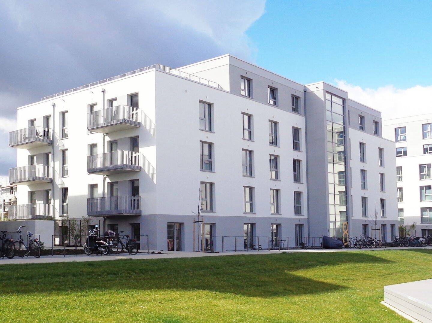 WG-Zimmer im Campus Nähe FH, moderne Ausstattung, Design-Möbel, Einbauküche, Duschbad, Terrasse – Bielefeld – Vorschaubild 2