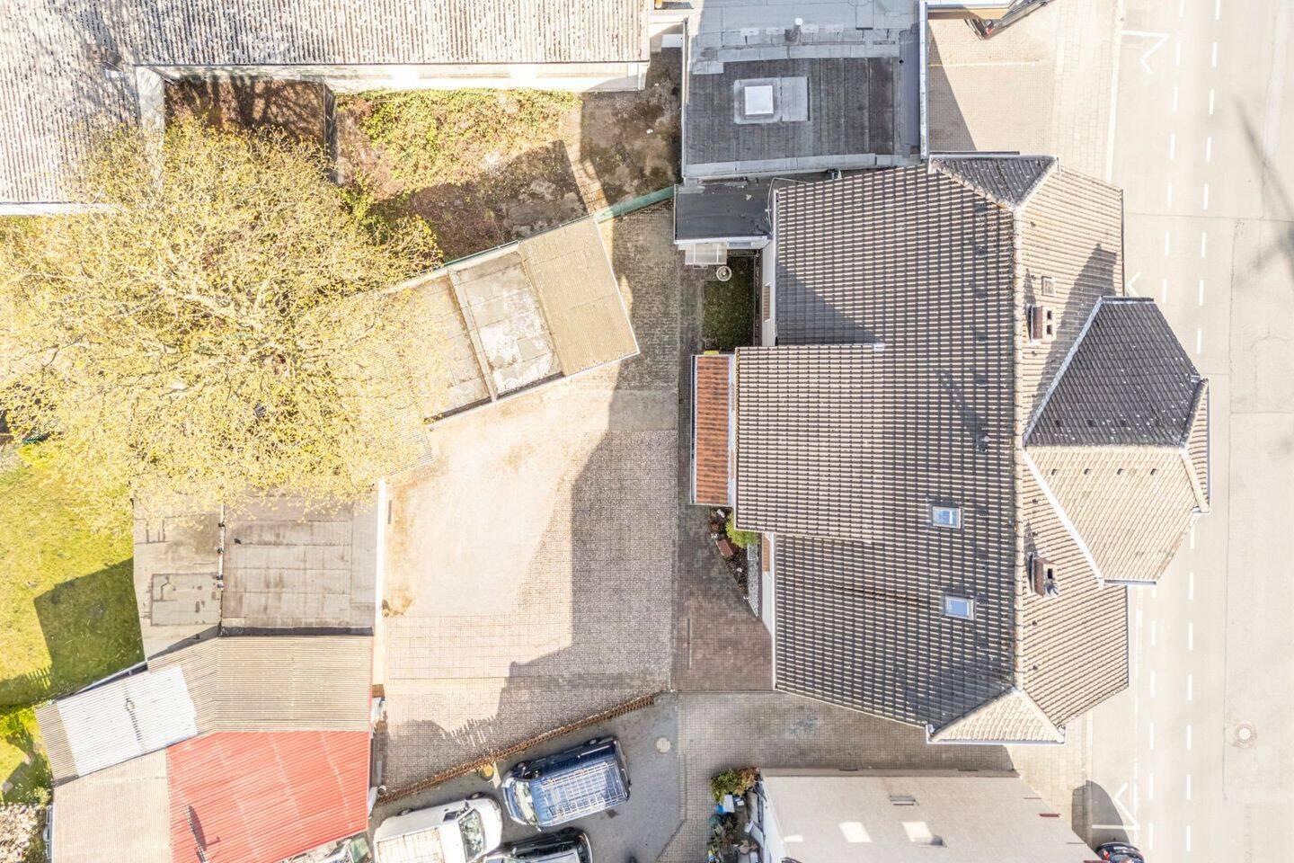 Vielseitiges Dreifamilienhaus mit großem Grundstück und 4 Garagen – Castrop-Rauxel – Vorschaubild 2