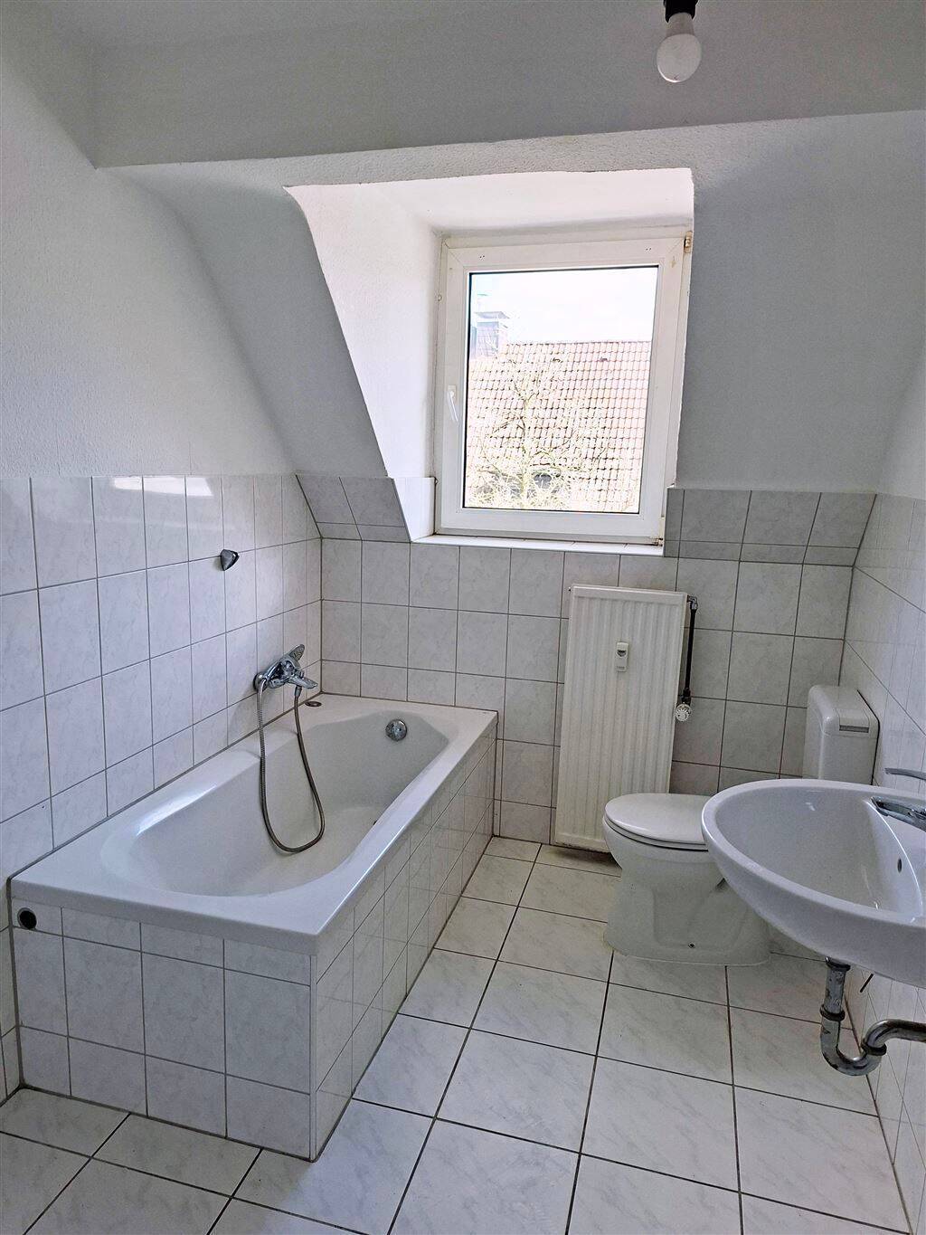 ***Gemütliche Dachgeschoss-Wohnung mit 1,5 Zimmern sucht nette Mieter*** – Essen – Vorschaubild 5