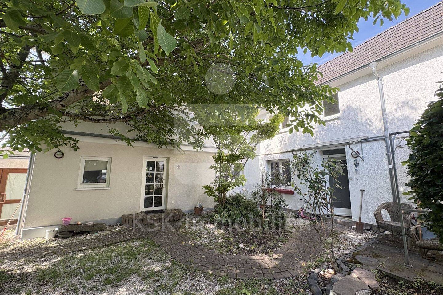 Familienfreundliches Einfamilienhaus mit 6 Zimmern, Balkon und Hobbyraum.
