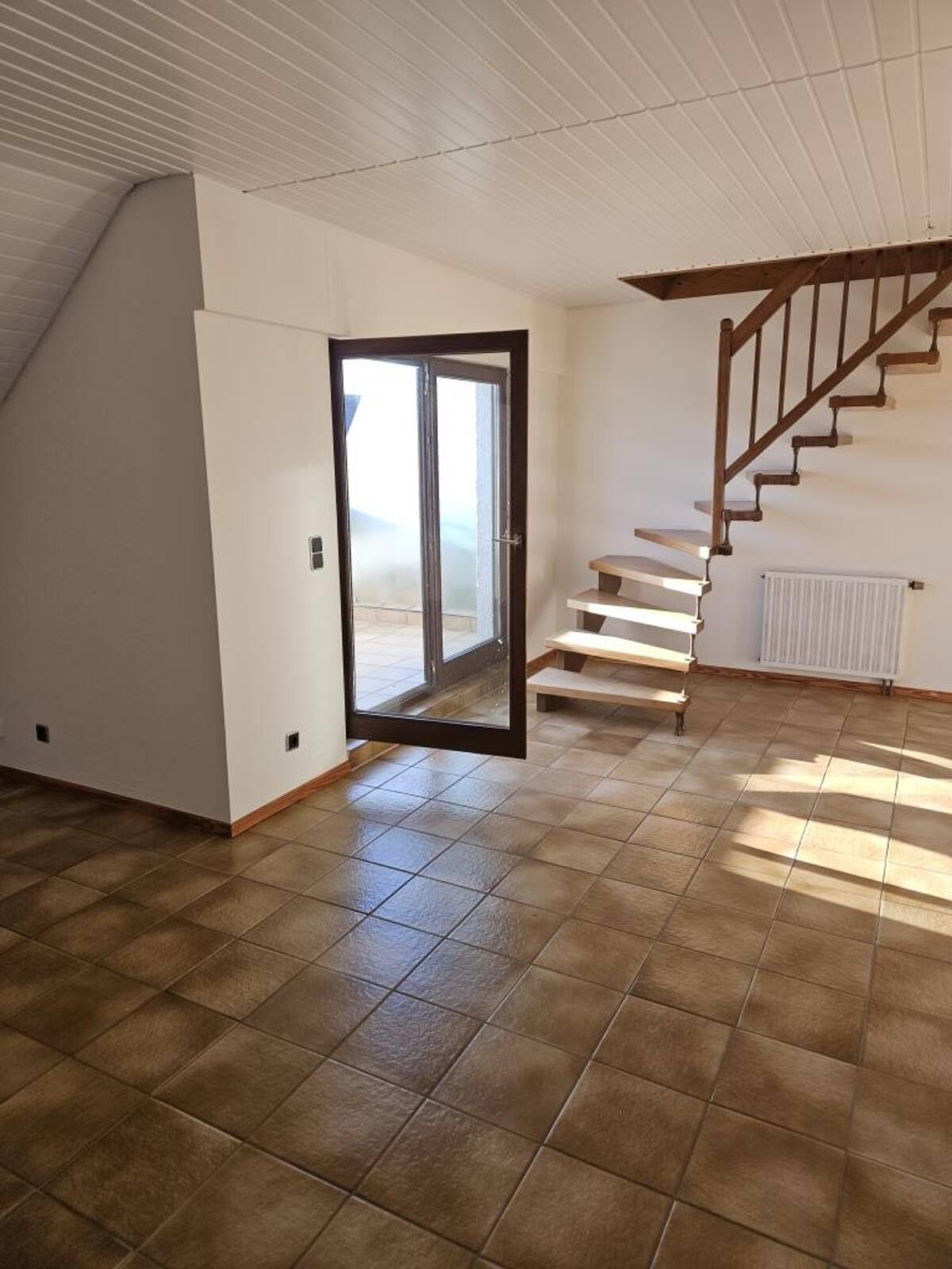 Großzügige Maisonette- Dachgeschosswohnung mit Balkon in Trier- Tarforst ab sofort verfügbar. – 54296 Trier – Bild 1 von 9