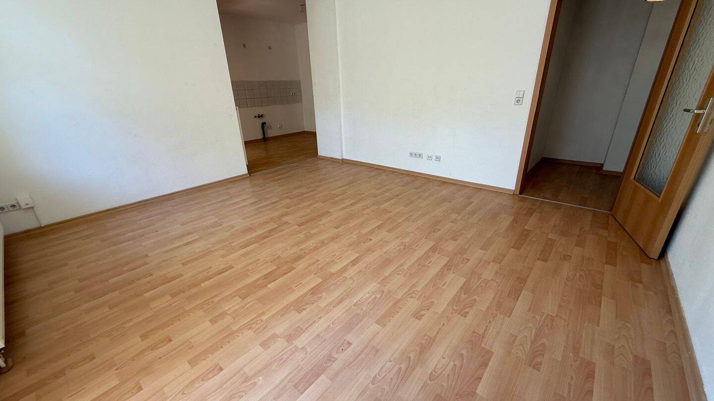 1.OG mit offener Küche und sonnigem Balkon ! – Chemnitz – Vorschaubild 2