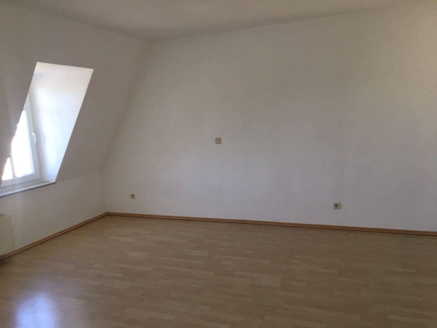 Helle Dachgeschosswohnung in verkehrsgünstiger Lage!! – Dresden – Vorschaubild 5