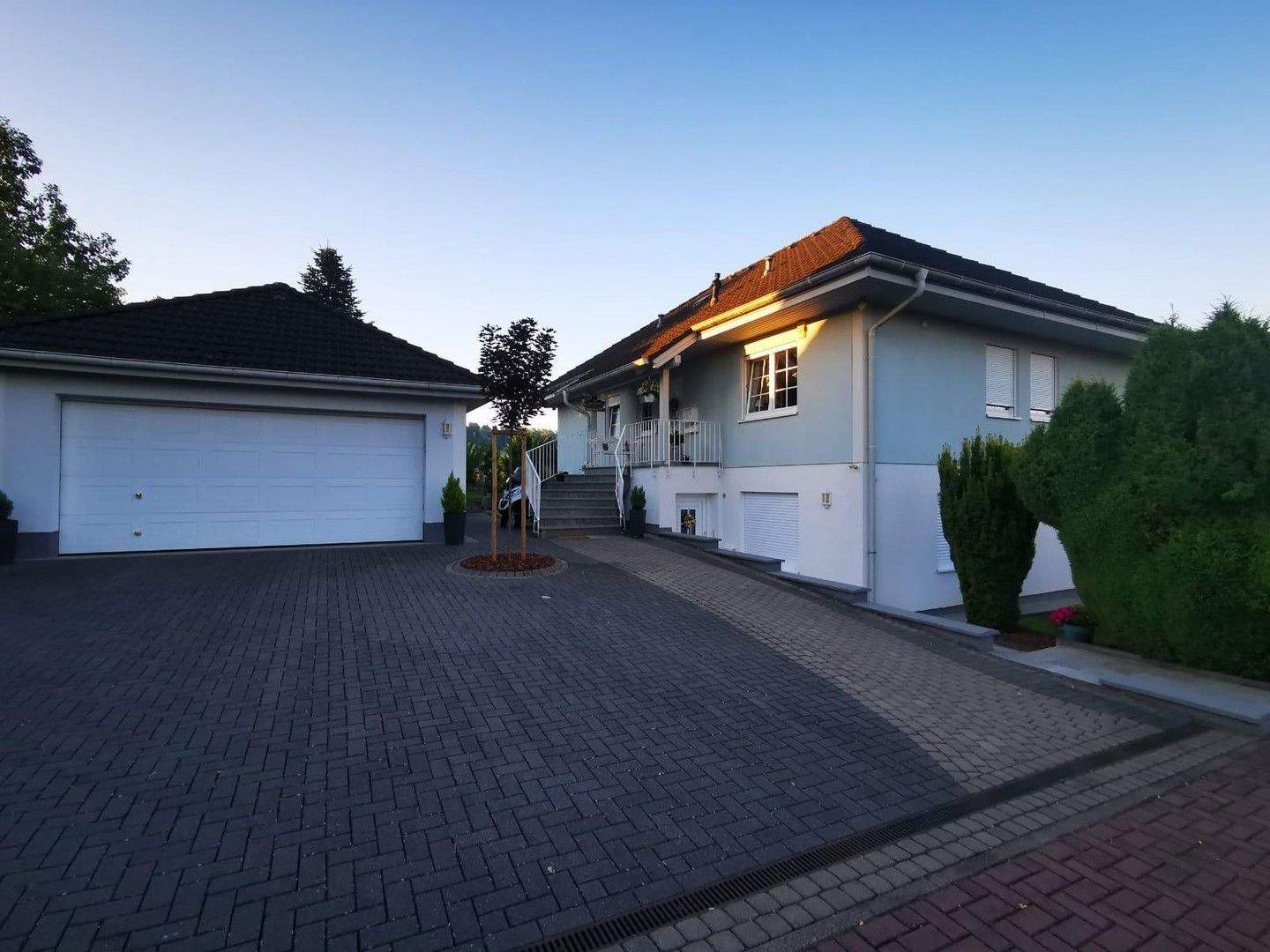 Gepflegtes Zwei-Familienhaus im Grünen – Volkmarsen – Bild 1 von 9