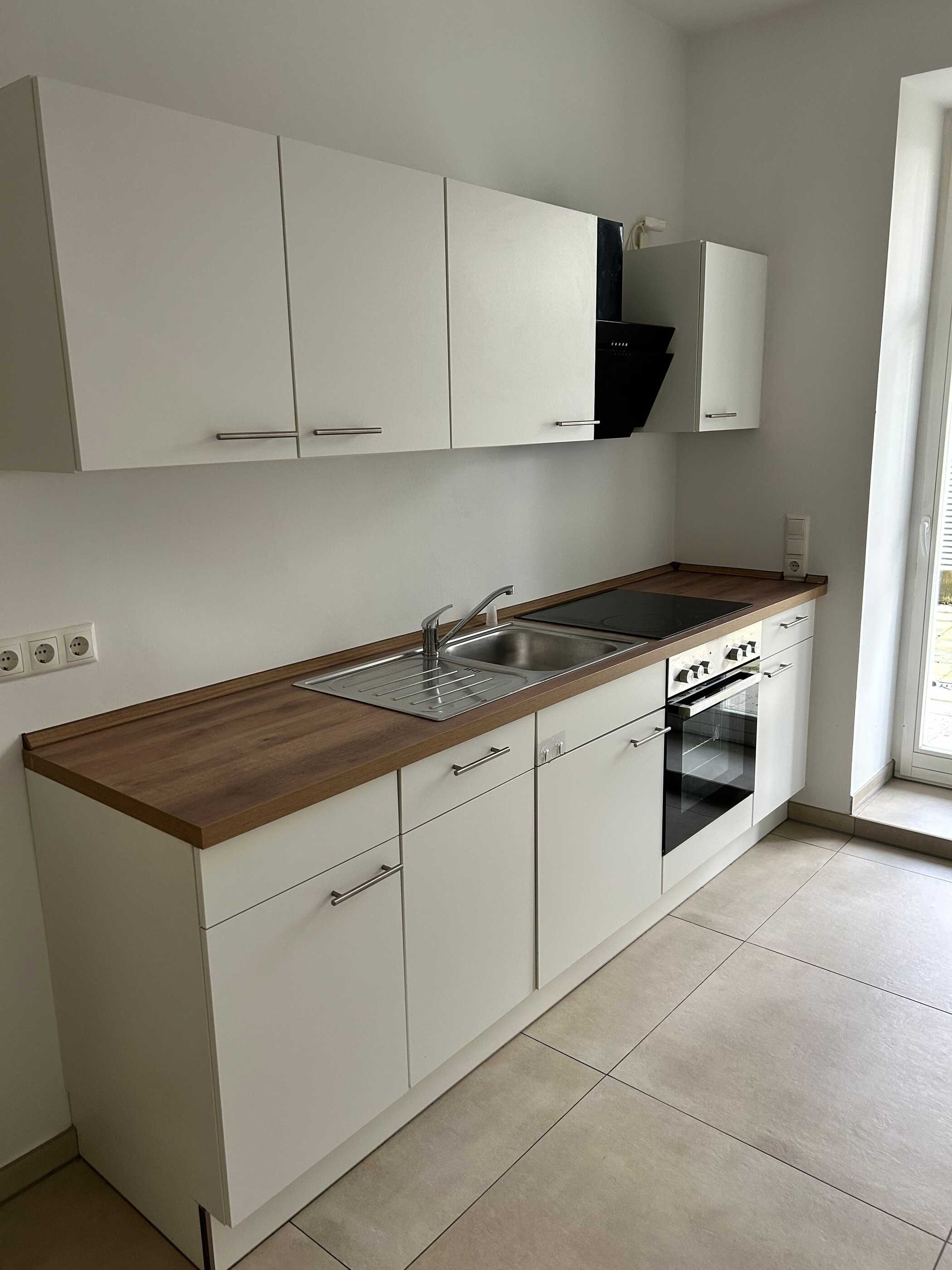 GEMÜTLICHE WOHNUNG MIT PARKETT, TERRASSE, FUßBODENHEIZUNG, EBK SOWIE MODERNEM DUSCHBAD – Chemnitz – Vorschaubild 3