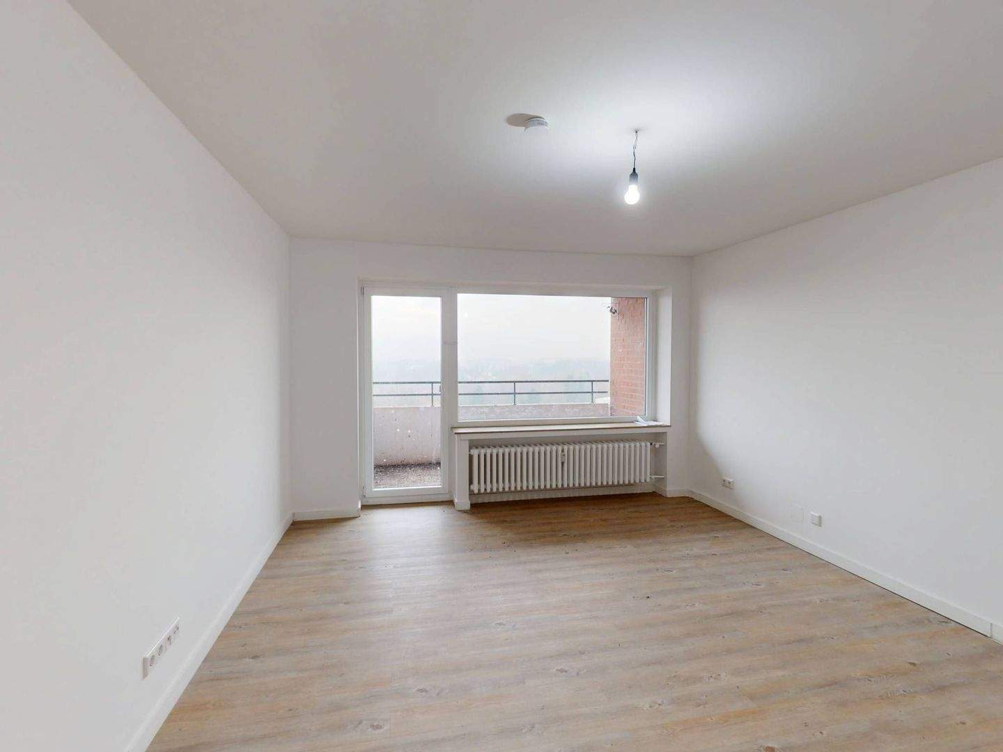 Panoramablick inklusive: Helle 3-Zimmer-Wohnung mit Balkon in der obersten Etage – Lübeck – Bild 1 von 9