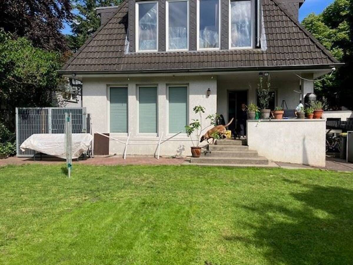 21.600 € Nettokalt-Miete !!! Ebenerdig, modern, alleinige Grundstücksnutzung ca. 450 m², EG im ZFH, 3x Stellpl., 2x Carportpl. – 22043 Hamburg – Bild 1 von 9